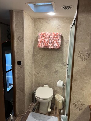 Douche, serviettes fournies, savon, shampooing