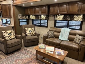 Smart TV, fireplace, stereo