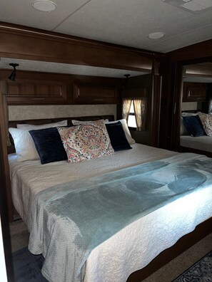 1 bedroom, desk, WiFi, bed sheets