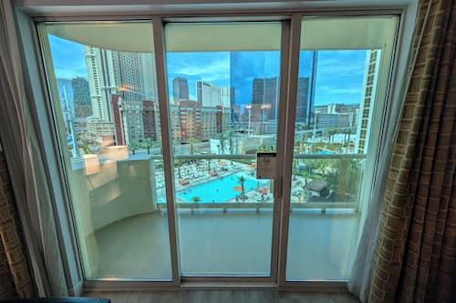 Elite Remodeled Studio with Balcony | テラス / パティオ