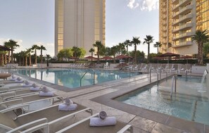 5 outdoor pools - Jet Luxury Elite at The Signature (Las Vegas)