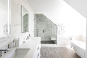 Baignoire, sèche-cheveux, bidet, serviettes fournies