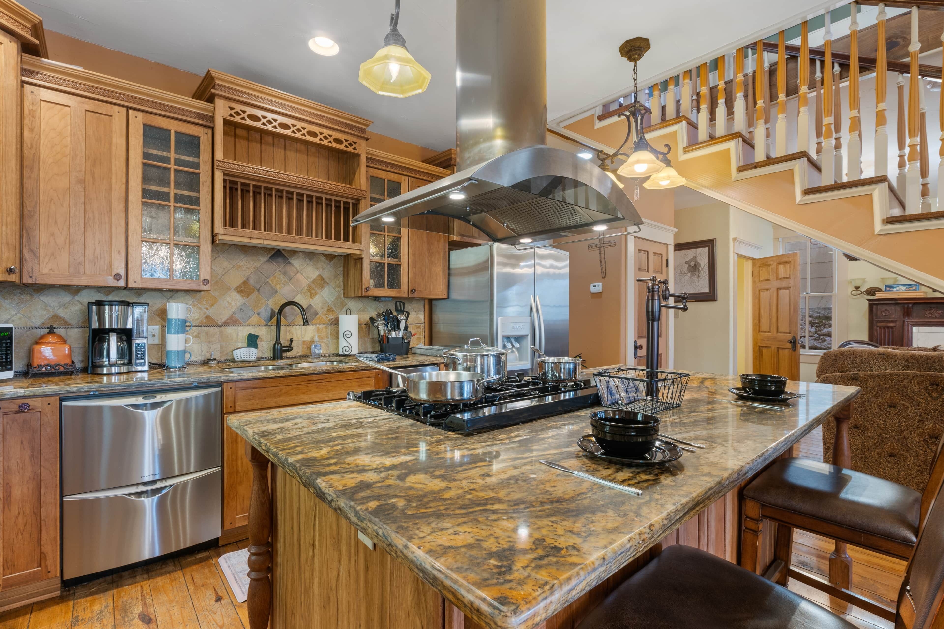 Kjøleskap, mikrobølgeovn, ovn og kokeplater