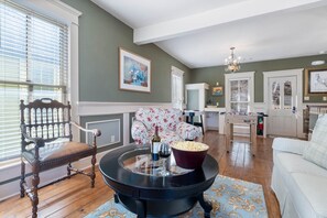 Téléviseur, foyer, table de baby-foot