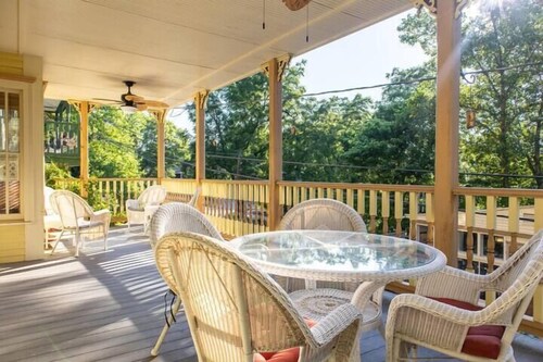 Downtown House w/Parking! On Spring St, Sleeps 6!