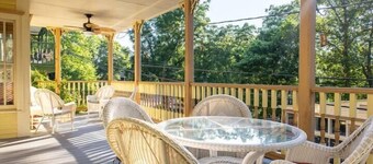 Downtown House w/Parking! On Spring St, Sleeps 6!