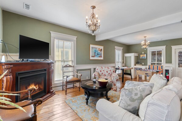 Téléviseur, foyer, table de baby-foot