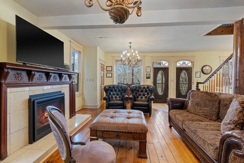 Downtown House w/Parking! On Spring St, Sleeps 6!