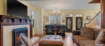 Downtown House w/Parking! On Spring St, Sleeps 6!