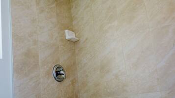 Enkeltrom – deluxe | Bad | Kombinert dusj/badekar, håndklær, såpe og sjampo