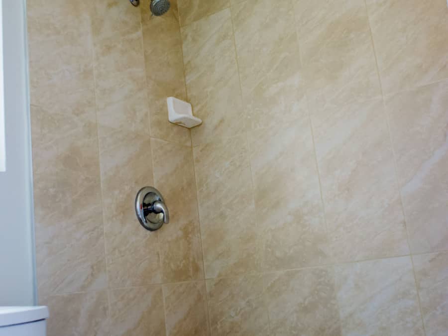 Kamar Single Deluks | Kamar mandi | Kombinasi shower/bathtub, handuk, sabun, dan sampo