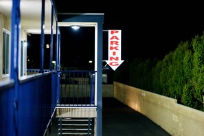 Front of property - evening/night - Red Carpet Motel (Ontario)