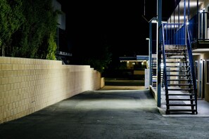 Voorkant accommodatie - avond/nacht