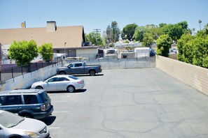 Free self-parking - Red Carpet Motel (Ontario)