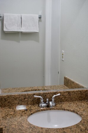 Deluxe Single Room | Bathroom