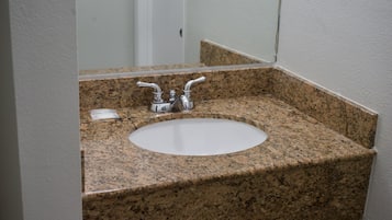 Deluxe Single Room | Bathroom | Combined shower/tub, towels, soap, shampoo