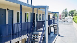 Een gebouw met meerdere kamers, een overdekt buitengebied en een parkeersbord.