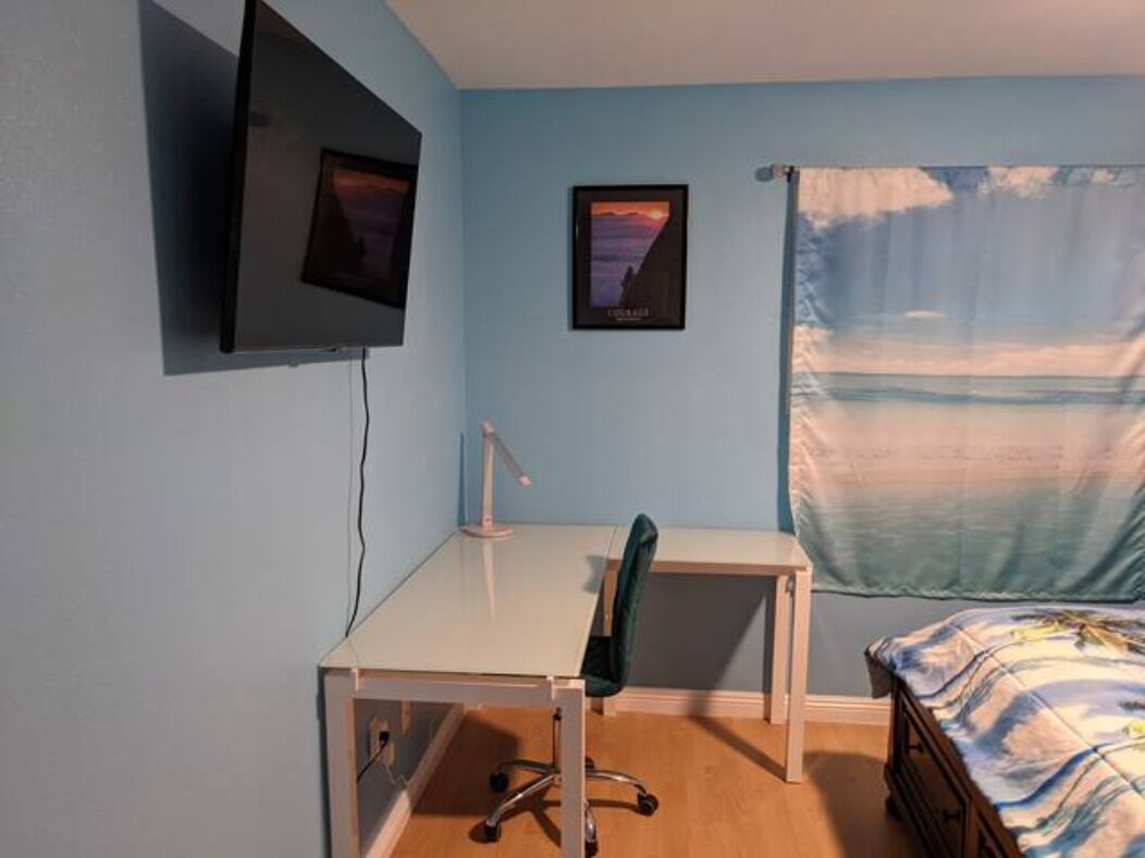 Private room for rent in Oceanside resort near beach, pier