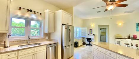 ثلاجة، ميكروويف، فرن، موقد طهي مسطح