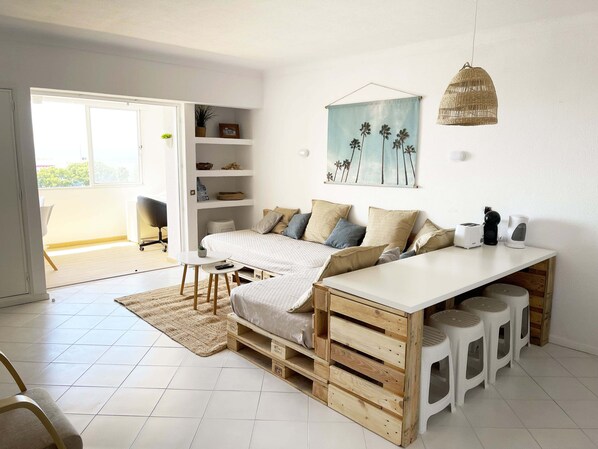 Smart TV, Netflix, streaming services, computer monitors - Panoramic Seaview - 2 Bedroom, Main Ave, 15 Min. Walk Beach, Workspace (Albufeira)
