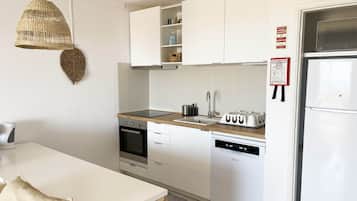 Een koelkast, een magnetron, een oven, een kookplaat