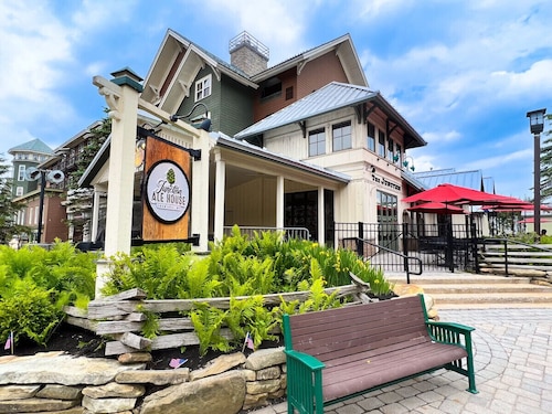 ML147 Fresh & Fun 1BR Sleeps 4 Near Village Slope Access Wi-Fi EZ Park No Steps