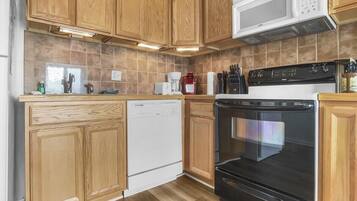 冰箱、微波炉、烤箱、炉灶