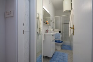 Dusj, hårføner og håndklær