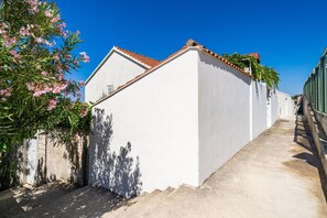 Property grounds - Andelic Sunset Apartments - One Bedroom Apartment with Terrace and Sea View (Dubrovnik)