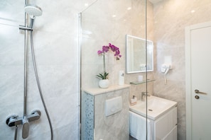 Douche, articles de toilette gratuits, sĂšche-cheveux