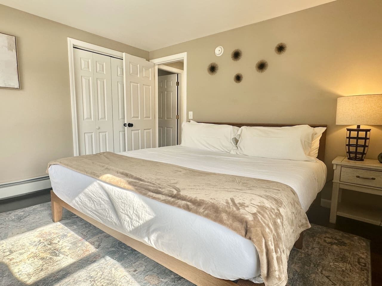 2 bedrooms, desk, iron/ironing board, travel crib