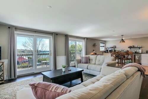 2BR Condo + Ocean Views in Downtown SW [Seaglass]