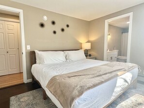 2 bedrooms, desk, iron/ironing board, travel crib