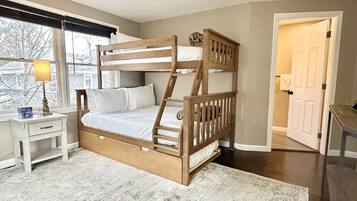2 bedrooms, desk, iron/ironing board, WiFi
