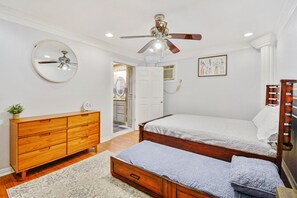 3 bedrooms, iron/ironing board, WiFi, bed sheets - Remodeled Spanish Villa - 5 min from downtown & Pearl! (San Antonio)