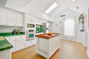 Fridge, microwave, oven, stovetop - Remodeled Spanish Villa - 5 min from downtown & Pearl! (San Antonio)