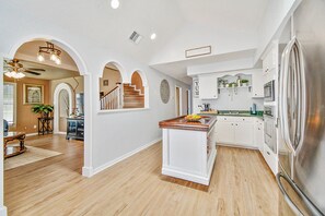 Fridge, microwave, oven, stovetop - Remodeled Spanish Villa - 5 min from downtown & Pearl! (San Antonio)