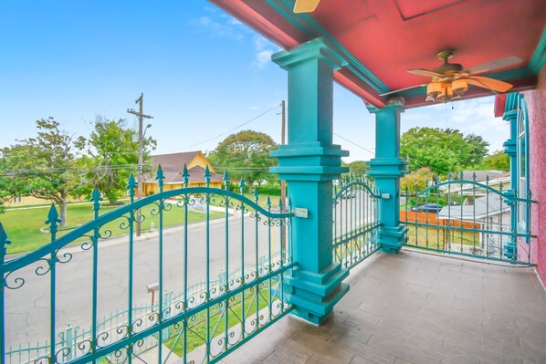 Property grounds - Remodeled Spanish Villa - 5 min from downtown & Pearl! (San Antonio)