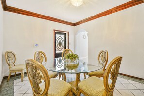 Dining - Remodeled Spanish Villa - 5 min from downtown & Pearl! (San Antonio)