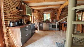 Fridge, oven, stovetop, dishwasher