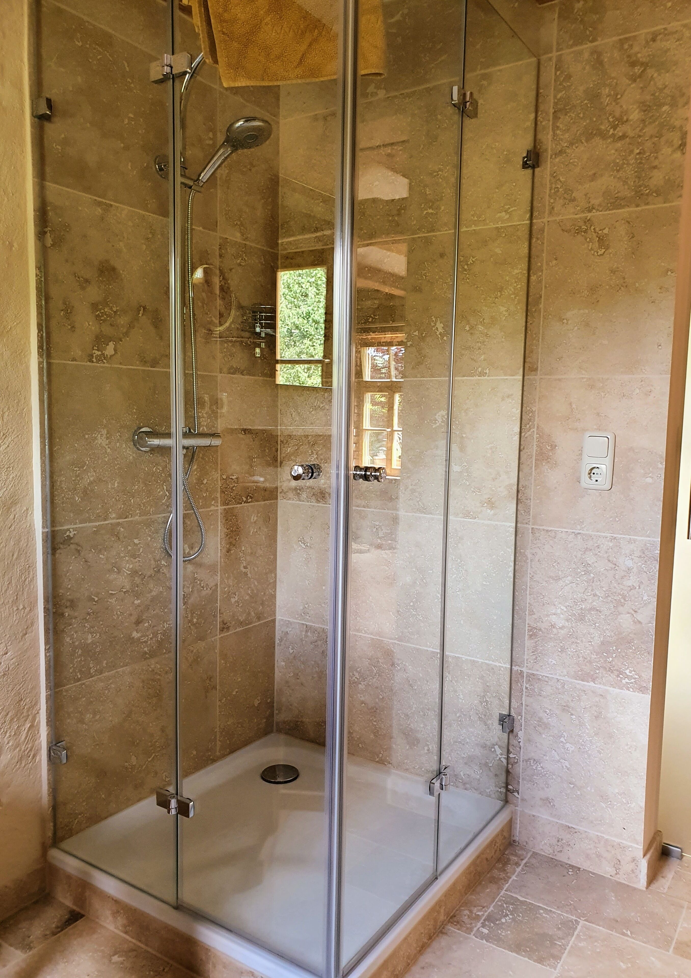 Dusche, Haartrockner, Handtücher, Seife