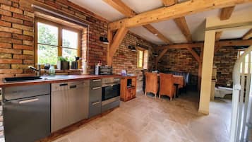 Fridge, oven, stovetop, dishwasher