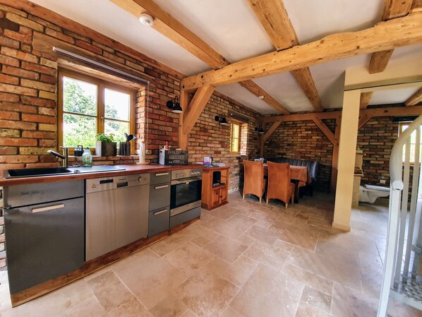 Frigorífico, horno, placa de cocina y lavavajillas