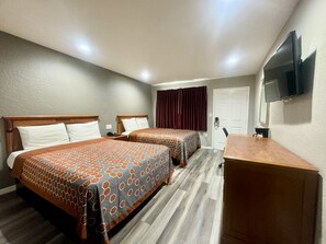 Room, 2 Queen Beds, Non Smoking | Desk, laptop workspace, free WiFi, bed sheets - Villa Court Inn Oroville (Oroville)