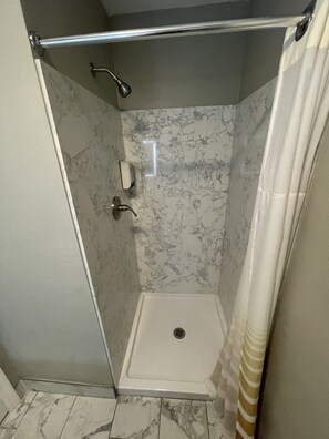 Dusche, Handtücher, Seife, Shampoo