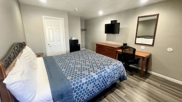 Single Room, 1 King Bed, Non Smoking | Desk, laptop workspace, free WiFi, bed sheets