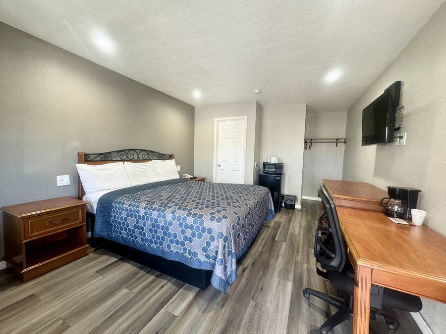 Quarto solteiro, 1 cama King, para não fumantes | Escrivaninha, espaço de trabalho para notebook, Wi-Fi de cortesia