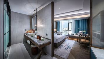 Executive Room, 1 King Bed, Non Smoking | Down comforters, free minibar items, in-room safe, blackout drapes