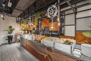 2 restaurantes: opção de café da manhã e brunch aos fins de semana