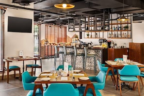 2 restaurants, breakfast, brunch served; Mediterranean cuisine